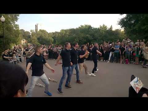 Видео: Духовики Go Brass исполняют Ленинград