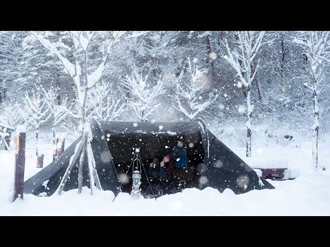 Видео: Одиночный кемпинг в сильный снегопад | покрыто 40 см сильного снега, тихий и расслабляющий кемпинг