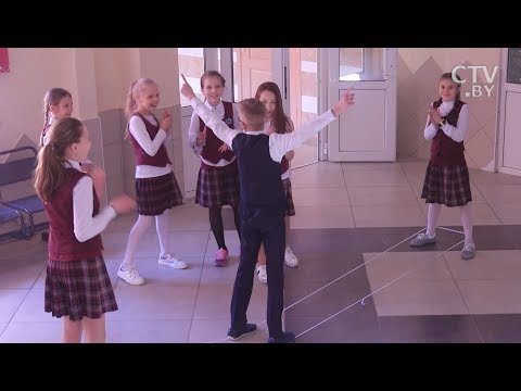 Видео: Эксперимент: как в минской школе мамы научили детей прыгать в «резиночки»