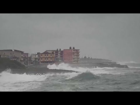 Видео: Ураган «Оскар» обрушился на Кубу