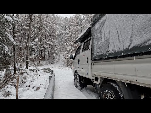Видео: [4k] Лес с белым снегом, сильный снег | Тофу Kimchi Makgeolli Hotteok | Трюк Camper Solo Camping