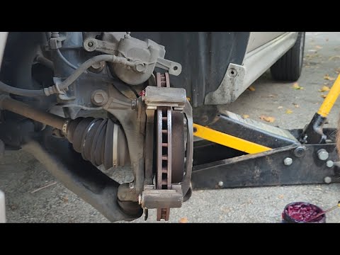 Видео: 2006-13 Suzuki SX4 передние тормозные колодки как заменить