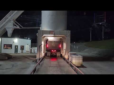 Видео: Впервые вожу асфальт. Ньюансы, проблемы. Работа на самосвале в США.