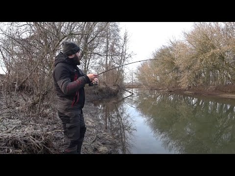 Видео: Раздача на Спиннинг. ЩУКА РАДУЕТ ПОКЛЕВКАМИ