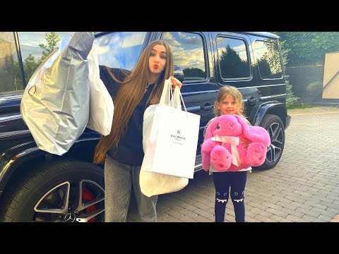 Видео: ЛЕДИ ДИАНА И ЕЁ СЕМЬЯ В ТРЦ!!! ЧЕХОЛ НА АЙФОН РАЗОРИЛ МАМУ!!!