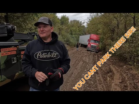 Видео: Машина наполовину скатилась с крутого склона! Дорога была скользкой! Смогу ли я вытащить его на в...