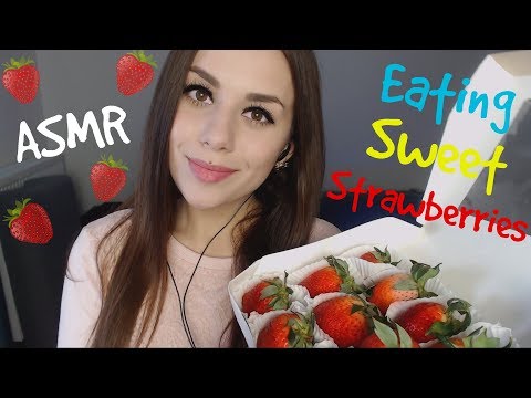 Видео: ASMR Eating sweet strawberries 🍓 | АСМР Кушаем сладкую клубничку | ASMR HoneyGirl 🍯