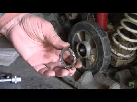 Видео: Снегоболотоход Пелец Мини 3. Проверяю наличие смазки в катках гусениц