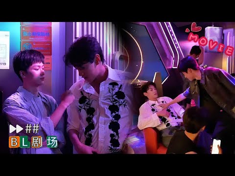 Видео: «Тсс… они флиртуют!»💘 Парочка шепчется в углу… все делают вид слепых😏