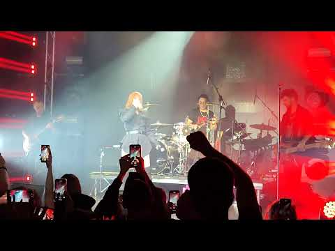 Видео: Юлия Савичева - Привет (live, 18.10.2025, клуб Космонавт, Санкт-Петербург)