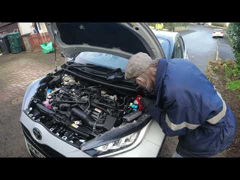 Видео: Прыжковый ранец Noco GB20, используемый для питания Yaris Hybrid с разряженной 12-вольтовой батареей