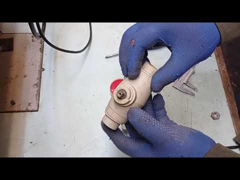 Видео: Что делать когда  капает  с крана радиатора (батареи)  отопления?!