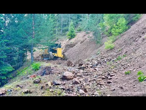 Видео: Как грейдер Deere 670 пересек болото на горной дороге #johndeere #грейдер #deere