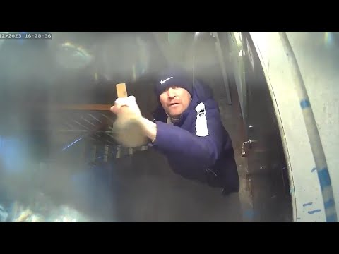 Видео: Соседу-агрессору запенили дверь добрые люди