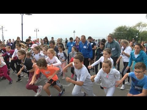 Видео: Деца и родители от училище „П.Р. Славейков“  бягаха благотворително в Бургас