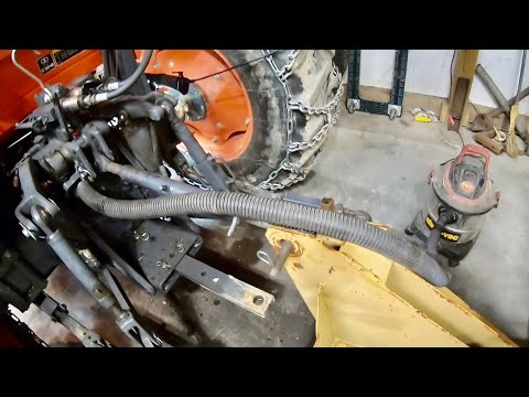 Видео: Используйте пылесос Shop Vac, чтобы предотвратить утечку гидравлического масла при замене фильтра...