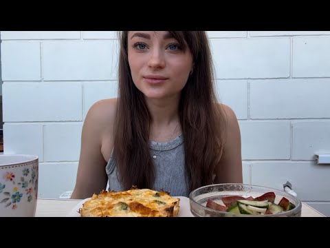 Видео: Mukbang | Мукбанг киш с лососем, брокколи, сыром и салатик овощной. Рассказываю о себе.