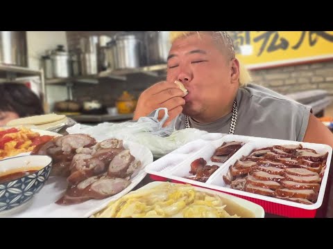 Видео: Мой сын ест жареную утку и рис, и это большой стол домашних блюд. [Толстая обезьяна]