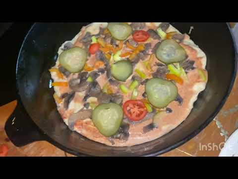 Видео: Готовим з бабушкой пиццу #cooking #pizza 