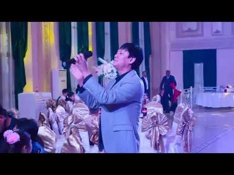 Видео: Өмірқұл Айниязов тойда Қазақ осы әнін шырқады