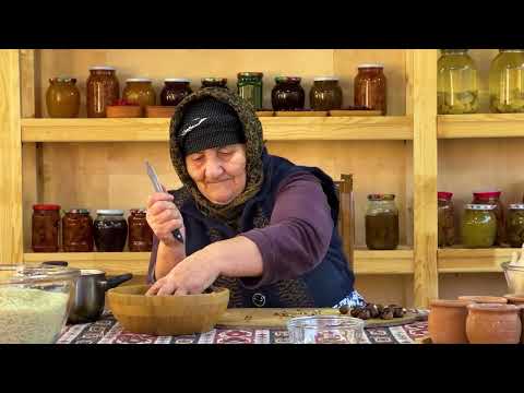 Видео: Органический Сбор Грецких Орехов: Приготовление Вкусного Варенья из Грецких Орехов в Деревне!