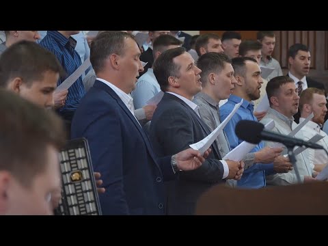 Видео: О как трудно идти мне на узком пути | мужской хор