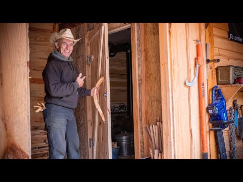 Видео: Финальная сборка: завершаю работу над дверью мастерской, как настоящий профессионал (удовлетворен...