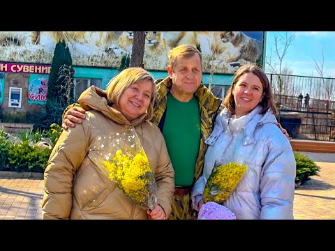 Видео: Олег Зубков дарит цветы всем женщинам в парке Тайган!