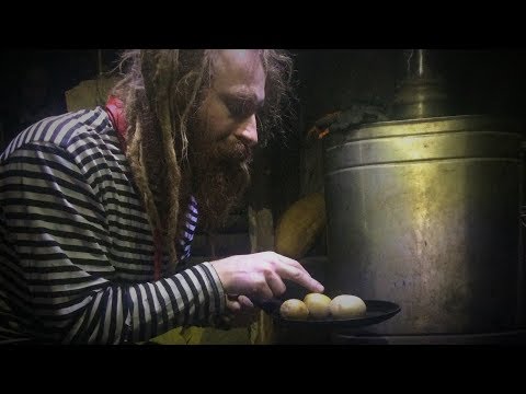 Видео: Отшельник в землянке жарит картошку