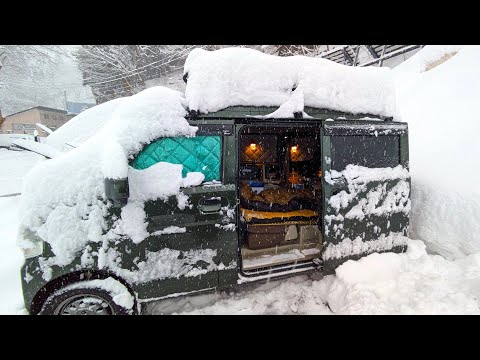 Видео: Зимний кемпинг в секретной базе в грузовом отсеке минивэна