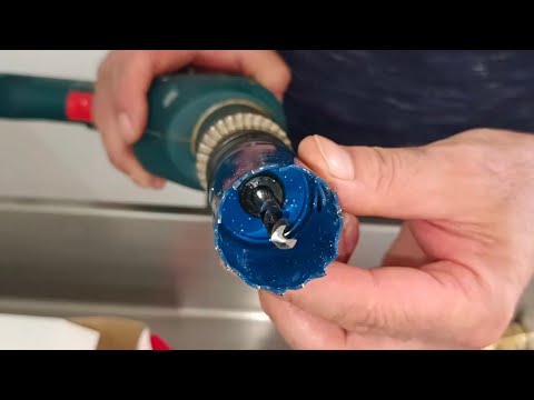 Видео: Как установить профессиональный кухонный кран: сверление мойки