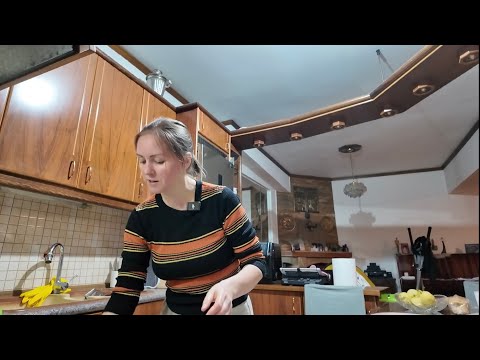 Видео: Здесь во многих квартирах такая проблема. Эти споры с соседями себе дороже.