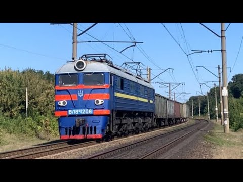 Видео: ВЛ8М-1208 в «старо-новой» ливрее следует с грузом