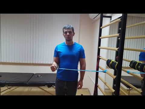 Видео: Изометрично упражнение с ластик за рамо и ротаторен маншон
