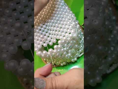 Видео: Часть вторая. Изящная сумка из бусин с фермуаром.