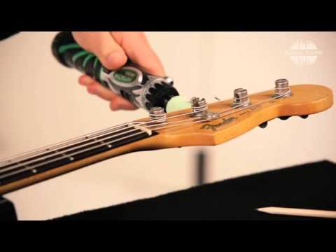 Видео: Как поменять струны на бас-гитаре (перевод Global Sound)