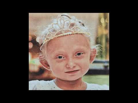 Видео: Памяти Полины Поляковой. Красненькое кладбище. Санкт-Петербург.