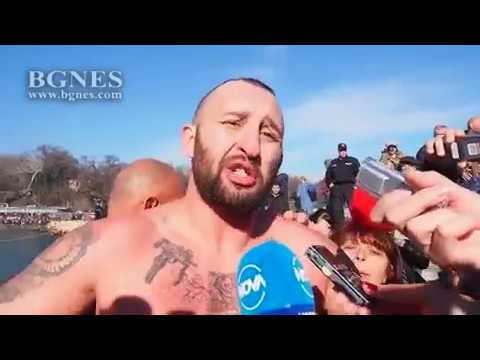 Видео: 32-годишният варненец Емил Атанасов спаси Богоявленския кръст във Варна