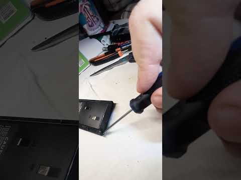 Видео: Аккуратное вскрытие корпуса батареи от рации kenwood tk-2107