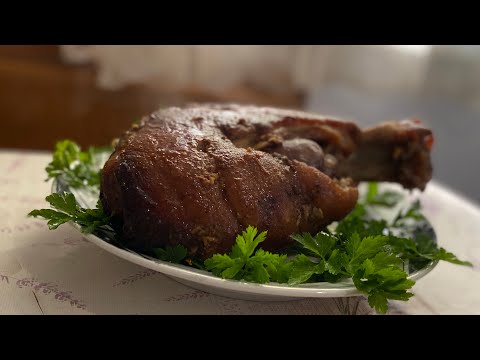 Видео: Запечена рулька в цибульці та часнику. Посадили часничок, та запекли рульку.