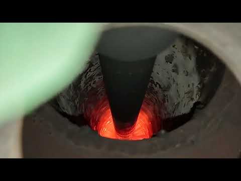 Видео: Пиролизная печь на покрышках (испытание форсунки с клапоном)