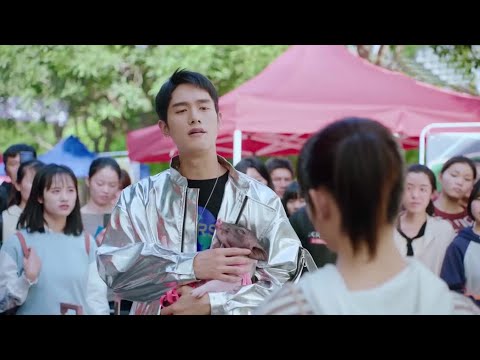 Видео: 【Полный фильм】Удар девушки в стиле кунг-фу заставляет богатого хулигана во втором поколении незаконн