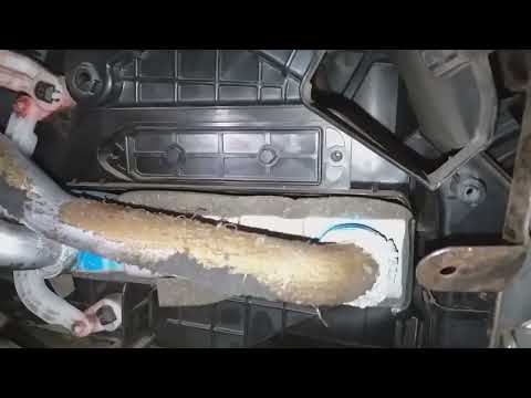 Видео: Ниссан Жук замена радиатора на печку