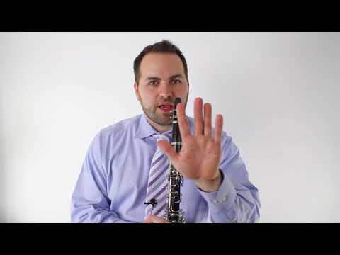 Видео: Урок игры на кларнете для начинающих — Первые три ноты