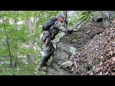 Видео: ТУТ НИКТО НЕ КОПАЛ!  Вот это я ковырнул трофеев в лесу.