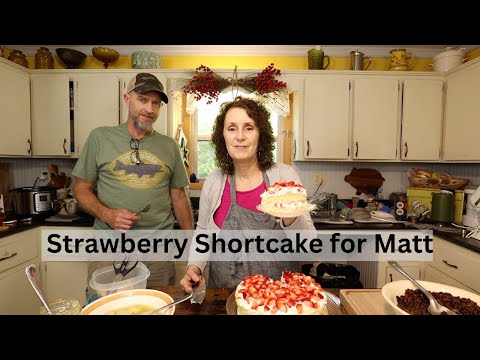 Видео: Ужин на день рождения Мэтта: фасоль, кукурузный хлеб, салат килт и клубничный торт