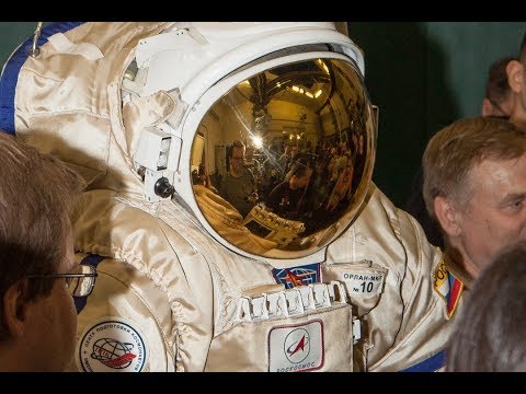 Видео: Выход в открытый космос! Скафандр-тренажер Орлан-МК / Open space suit Orlan-MK