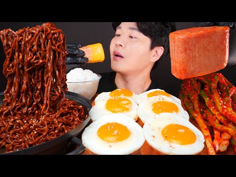 Видео: ешьте черную фасоль с лапшой, яичницу, большую колбасу, зеленый лук кимчи.