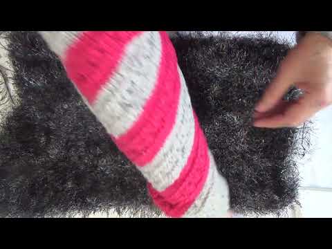 Видео: Вязаный спицами шарф из пряжи Травка платочной вязкой