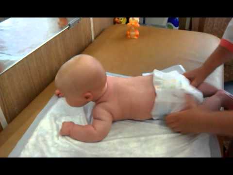 Видео: Массаж для детей с 1,5 до  6 месяцев